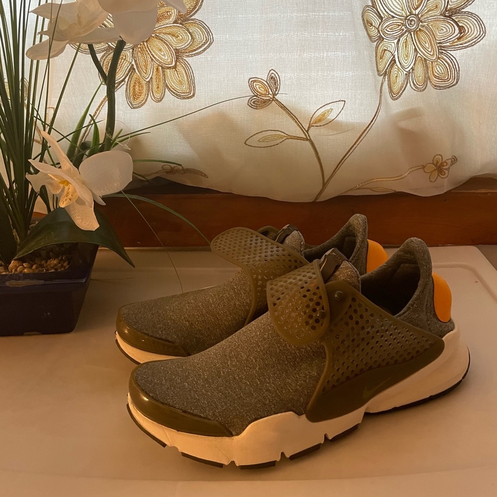 Nike sock dart never worn